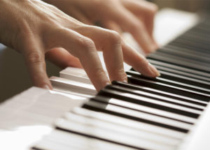 Luyện ngón bằng piano điện có hư tay không?