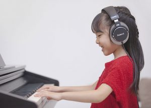 Có nên mua đàn Piano điện cho bé khi mới học