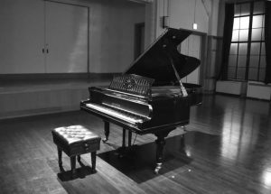 Tiếng Piano trong phòng nhạc lúc nửa đêm: Câu chuyện kinh hoàng về đàn piano