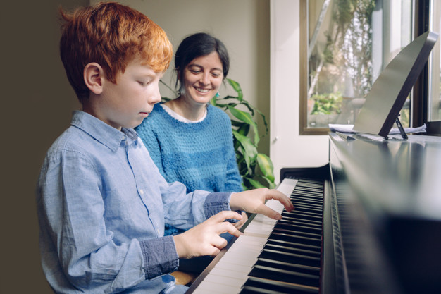 Làm thế nào phụ huynh có thể giúp đỡ trẻ học piano