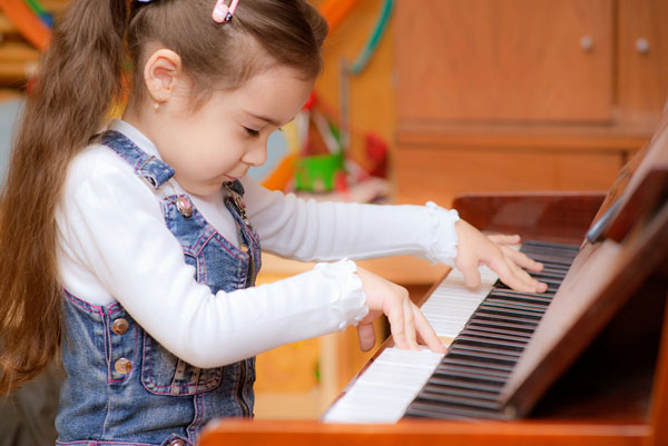Trẻ phát triển toàn diện nhờ học đàn organ 1